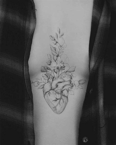 tatuajes en medio de los senos para mujeres|Ideas para un tatuaje en el medio de los senos:。